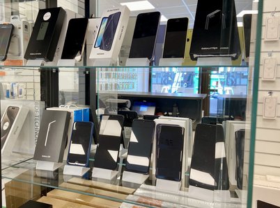 Skåp med begagnade mobiltelefoner